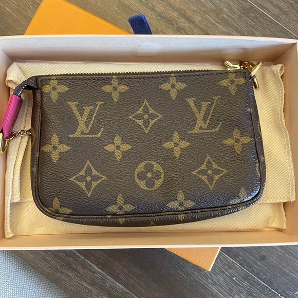 LOUIS VUITTON Monogram Christmas Mini Pochette - Picture 5 of 12